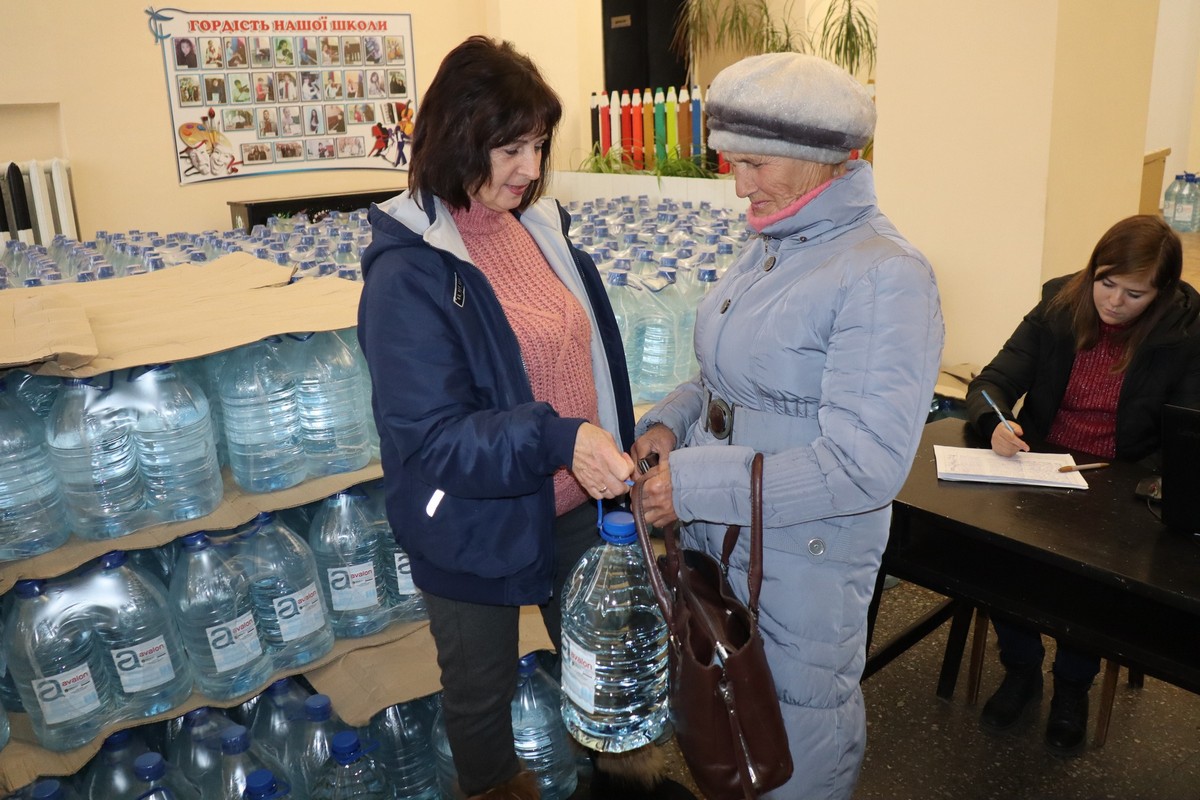 Мешканцям Покрова продовжують видавати питну бутильовану воду (фото) 1  Мешканцям Покрова продовжують видавати питну бутильовану воду  (фото)