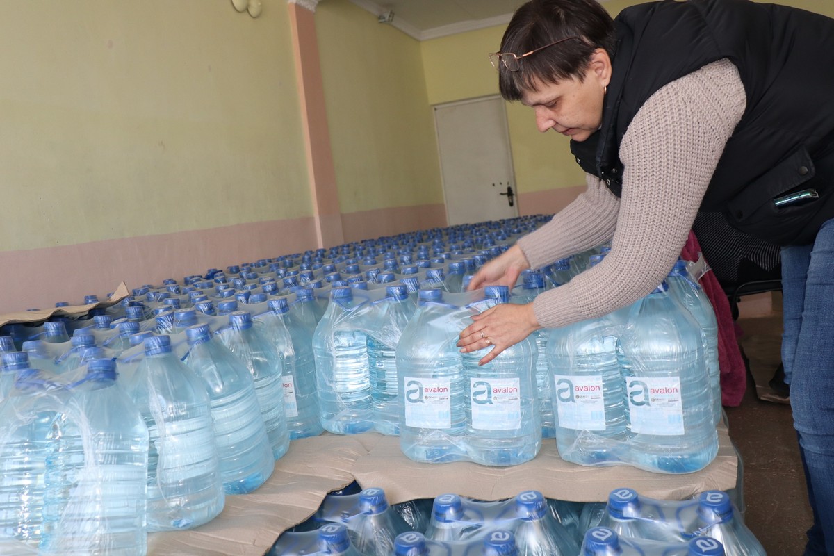  Мешканцям Покрова продовжують видавати питну бутильовану воду  (фото) 2