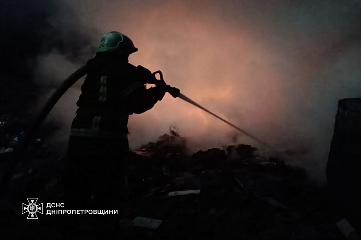 Наслідки ракетної атаки по Дніпровському району показали у ДСНС (фото)