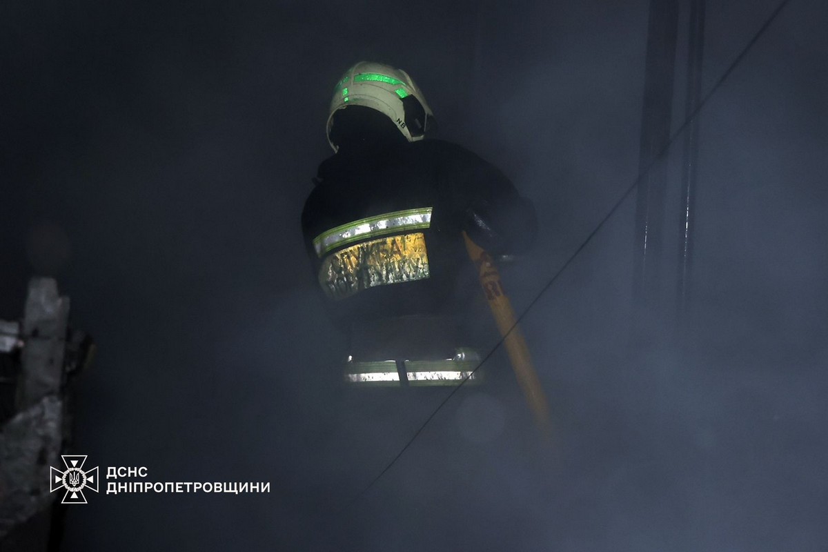 Наслідки ракетної атаки по Дніпровському району показали у ДСНС (фото) 3