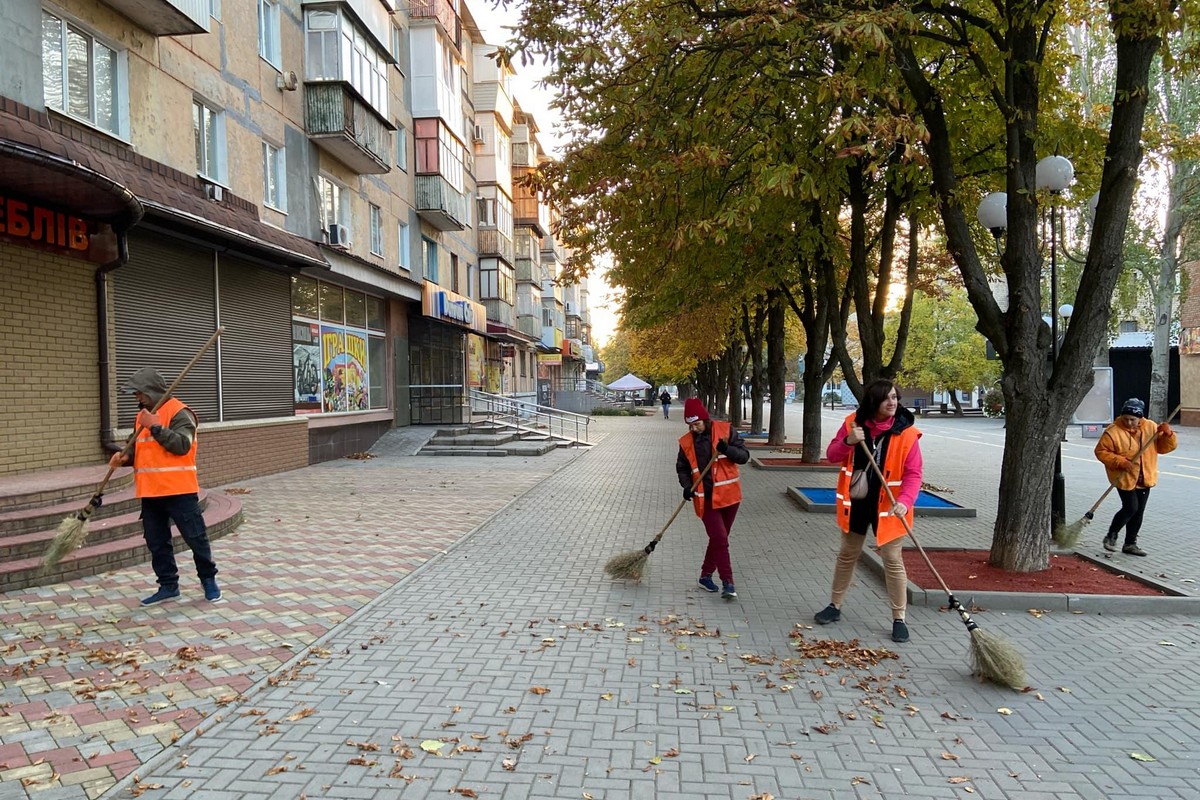 Осінь у Покрові: які роботи виконують комунальники 1 Осінь у Покрові 5