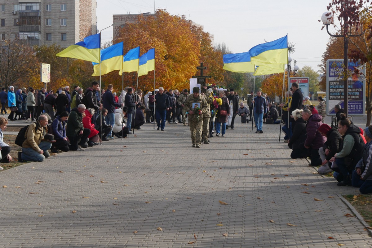 Над бульваром линула «Плине кача»: у Покрові сьогодні прощалися з 27-річним командиром