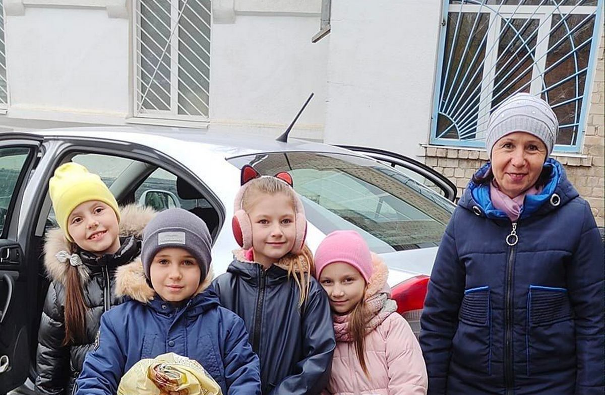 Школярі Нікополя зібрали подарунки для безпритульних собачок 1 Школярі Нікополя зібрали подарунки для безпритульних собачок