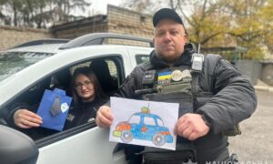 Школярі Нікопольщини подякували поліцейським і передали їм свої малюнки (фото) 6