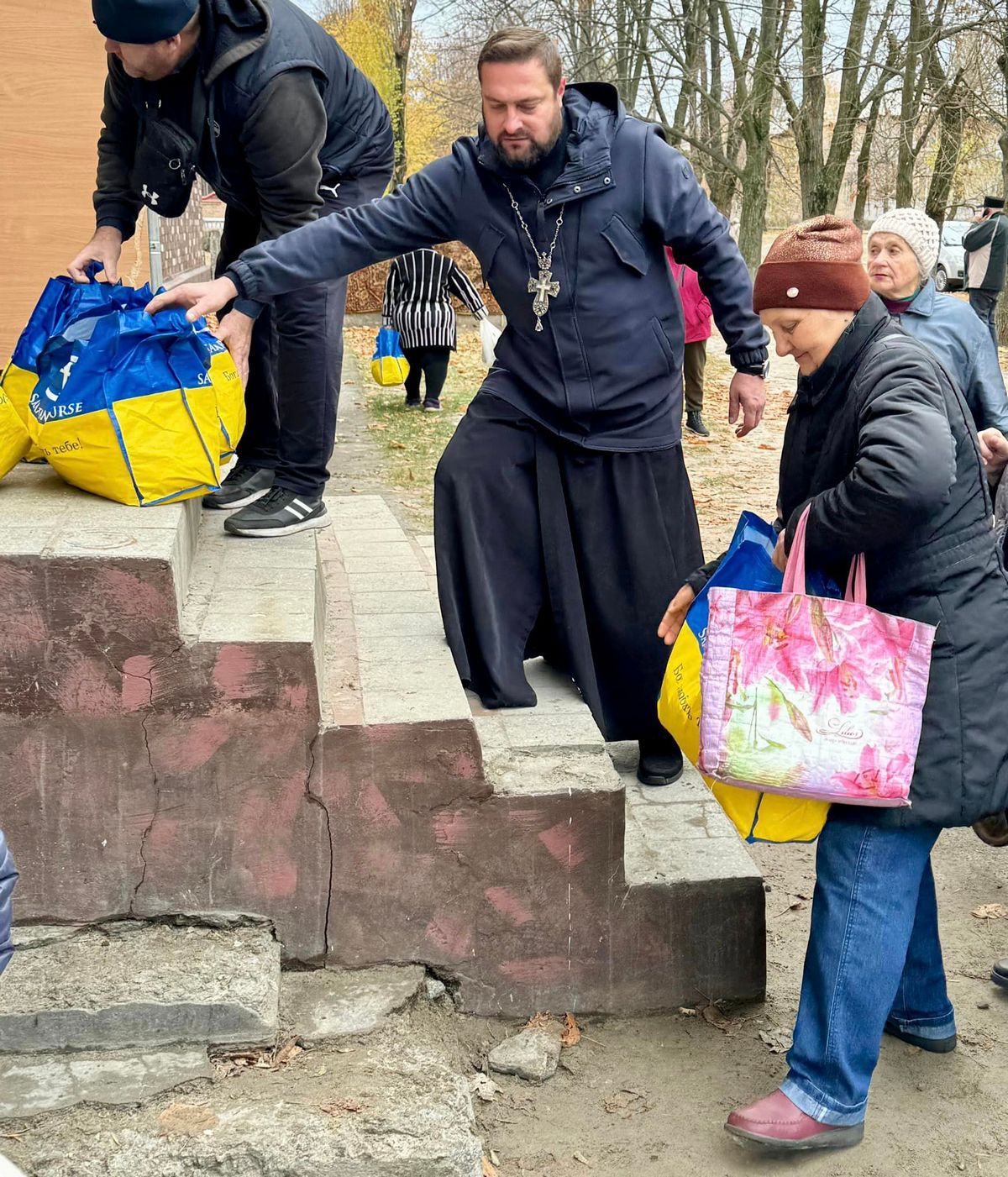 Священники роздали мешканцям Нікополя гуманітарну допомогу (фото)