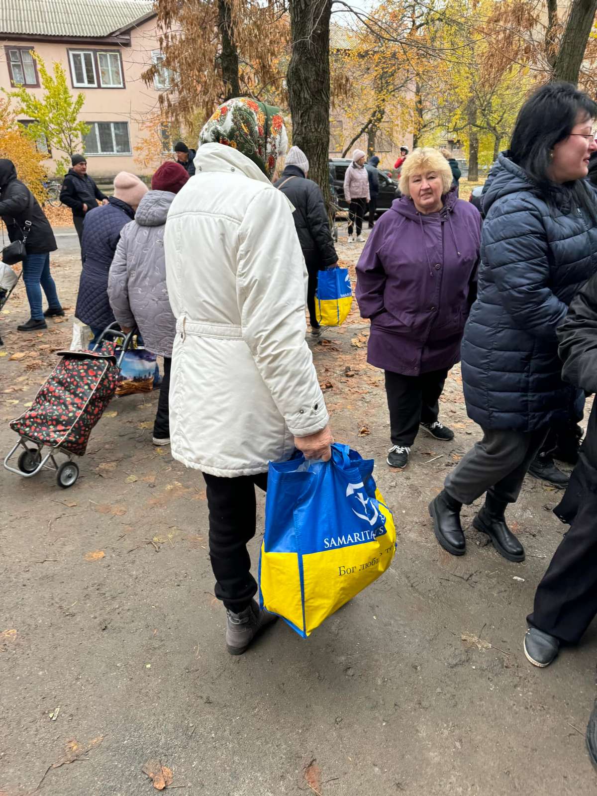 Священники роздали мешканцям Нікополя гуманітарну допомогу (фото) 8