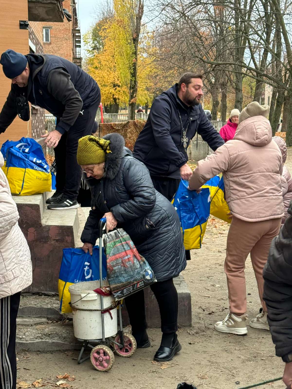 Священники роздали мешканцям Нікополя гуманітарну допомогу (фото) 9