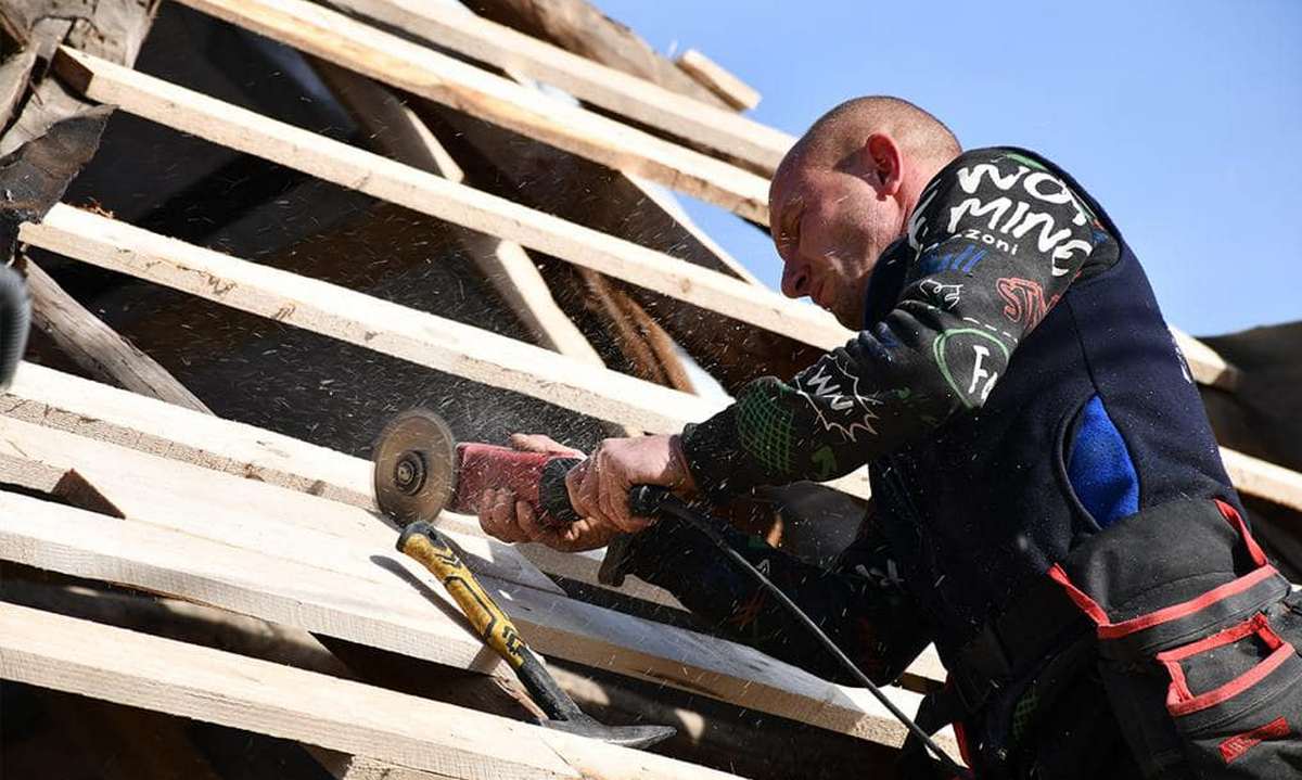 У Нікополі продовжують відновлювати пошкоджене ворогом житло (фото) 1 У Нікополі продовжують відновлювати пошкоджене ворогом житло (фото) 5