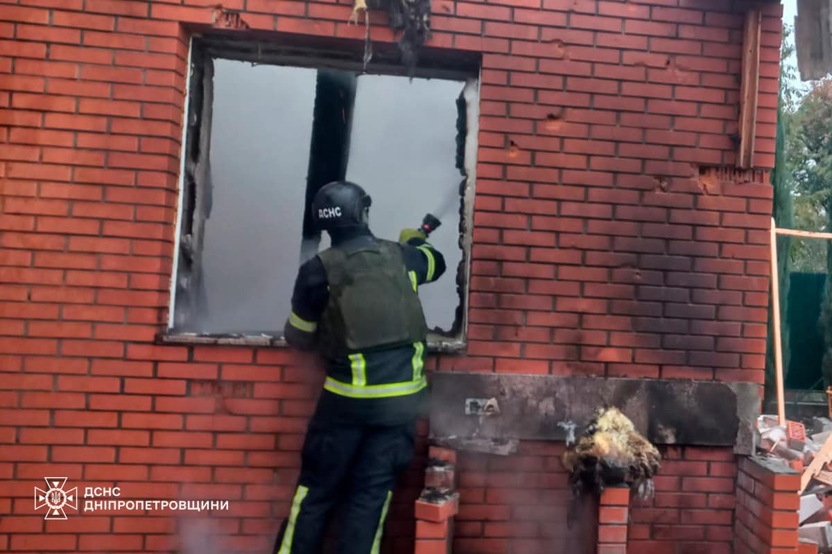 Внаслідок обстрілу у Нікополі горів приватний будинок 9 листопада 1 Внаслідок обстрілу у Нікополі горів приватний будинок 9 листопада 2