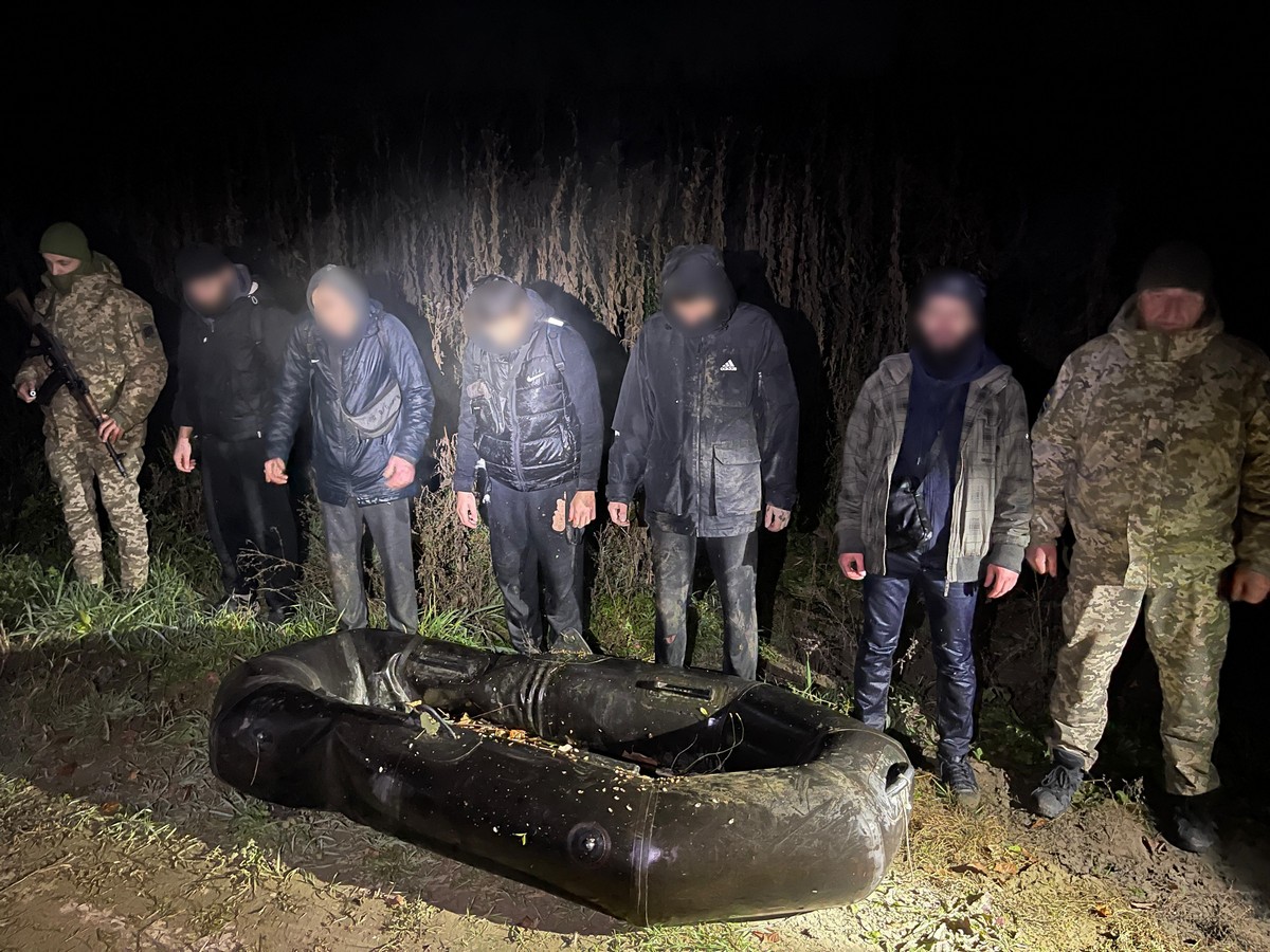 Жителі Дніпропетровщині намагалися перетнути Тису на човні (відео) 1 Жителі Дніпропетровщині намагалися перетнути Тису на човні (відео)