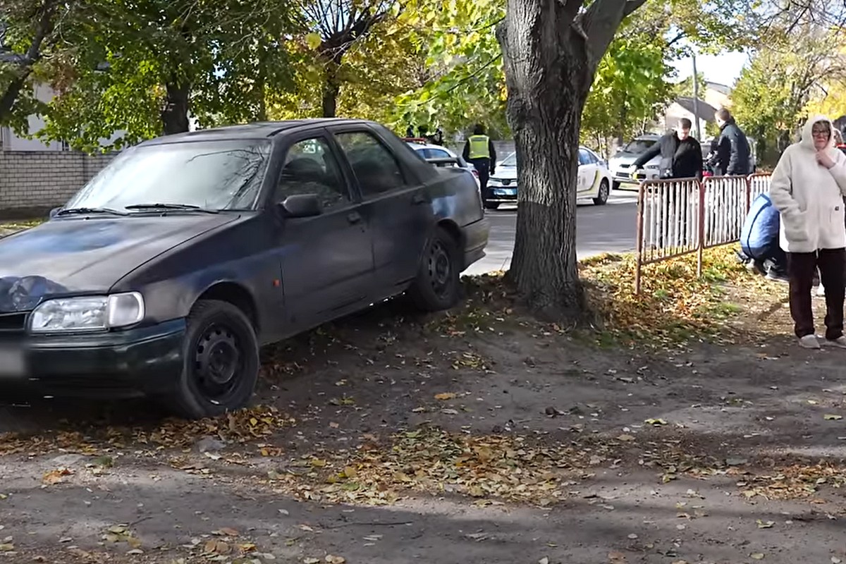 У Дніпрі автівка на «зебрі» біля школи збила трьох дітей: загинув 8-річний школяр (відео)