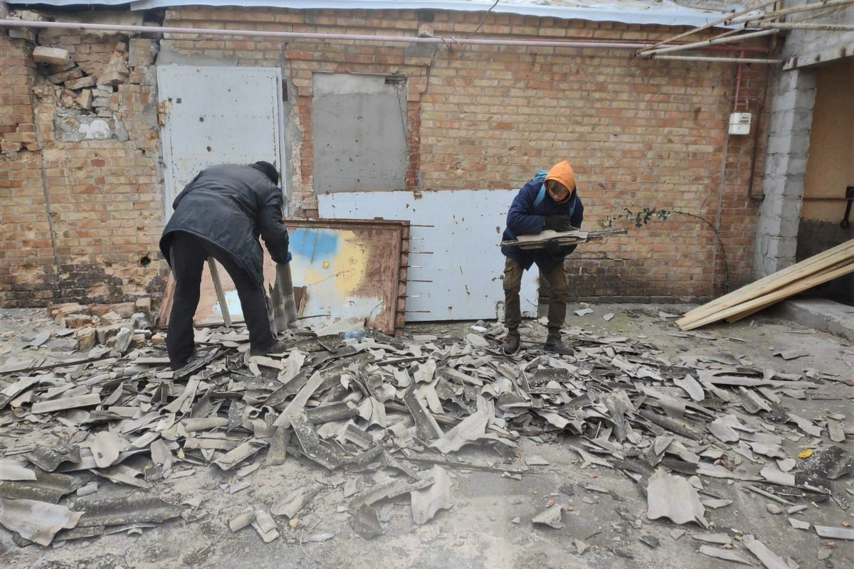 як у Нікополі комунальники допомагають людям усувати наслідки обстрілів 12