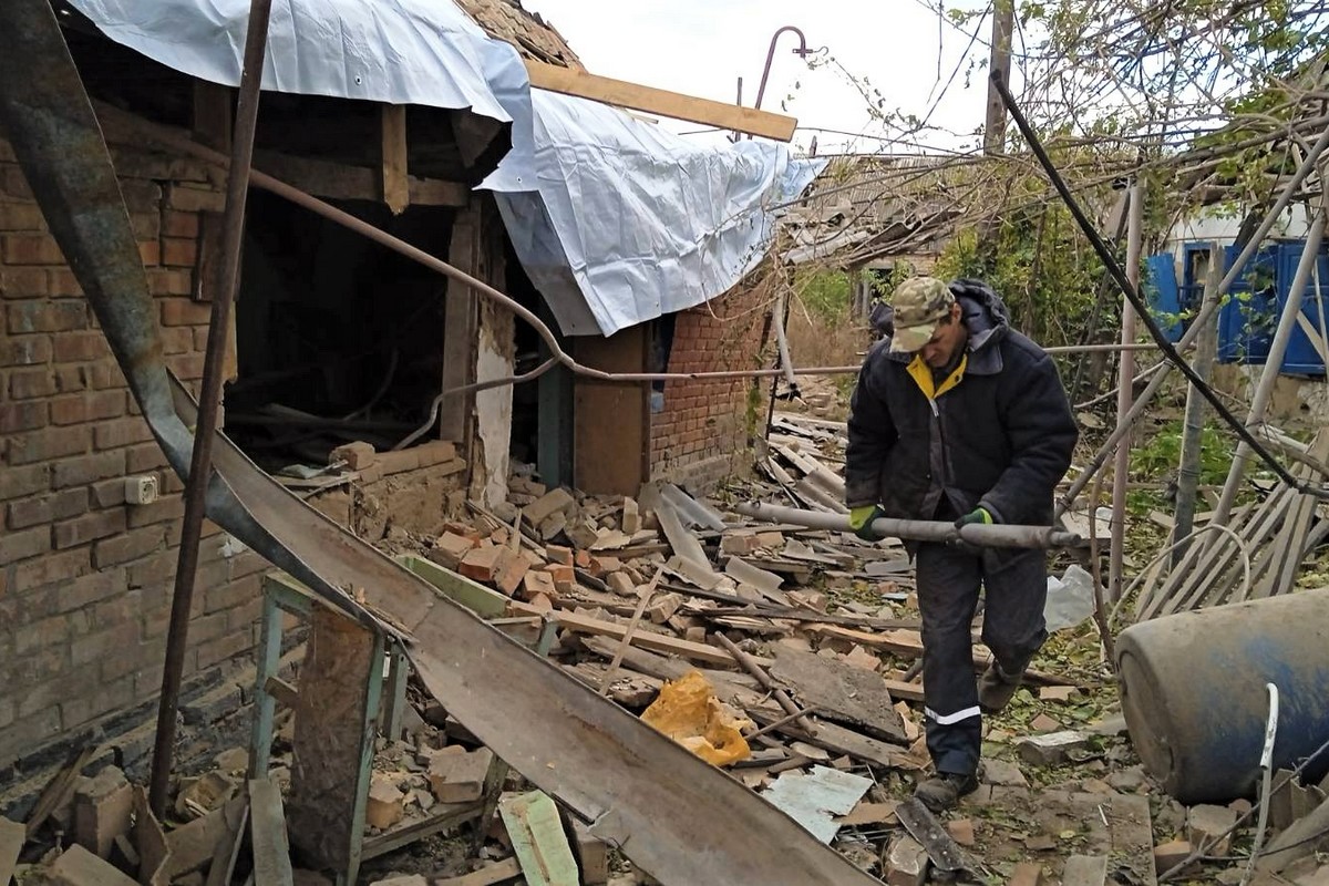 як у Нікополі комунальники допомагають людям усувати наслідки обстрілів 2