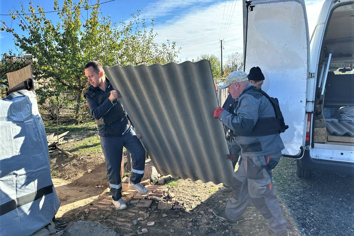 як у Нікополі комунальники допомагають людям усувати наслідки обстрілів 4