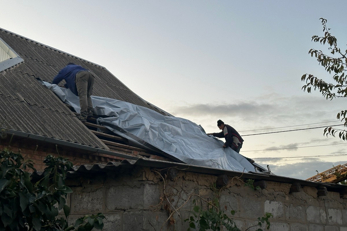 як у Нікополі комунальники допомагають людям усувати наслідки обстрілів 8