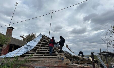 як у Нікополі комунальники допомагають людям усувати наслідки обстрілів 9