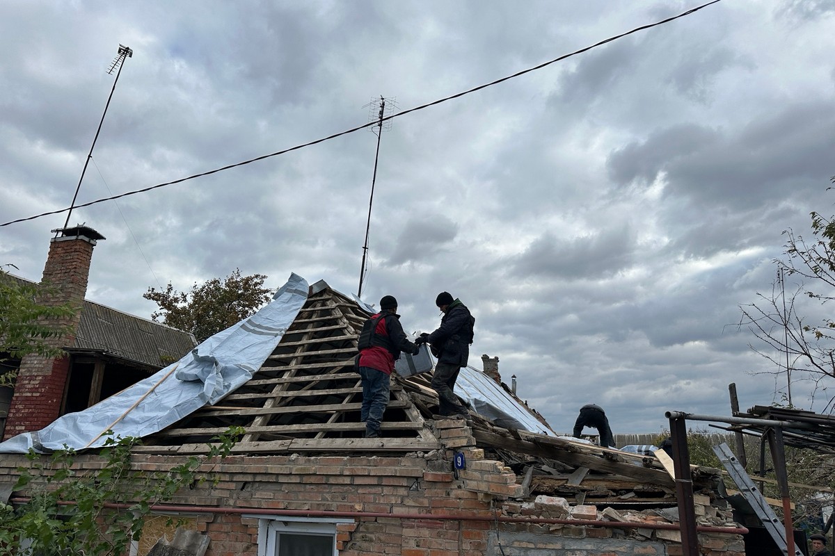 Намагаються швидко відновити житлові умови: як у Нікополі комунальники допомагають людям усувати наслідки обстрілів 1 як у Нікополі комунальники допомагають людям усувати наслідки обстрілів 9