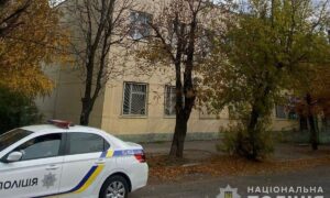 Жінка йшла вулицею, коли прилетів снаряд: відео з місця удару у Нікополі показали поліцейські