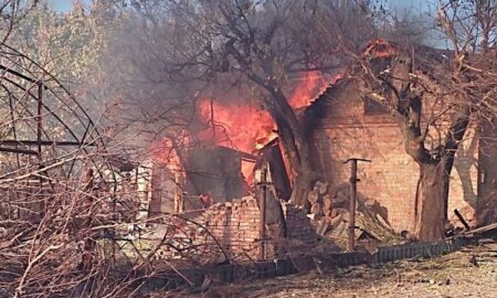 У Нікополі понівечено 10 будинків і санаторій, виникла пожежа: ворог весь день обстрілював район