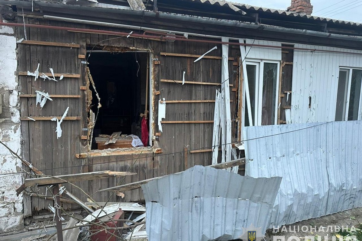 Поліція Нікополя показала наслідки обстрілів: фото