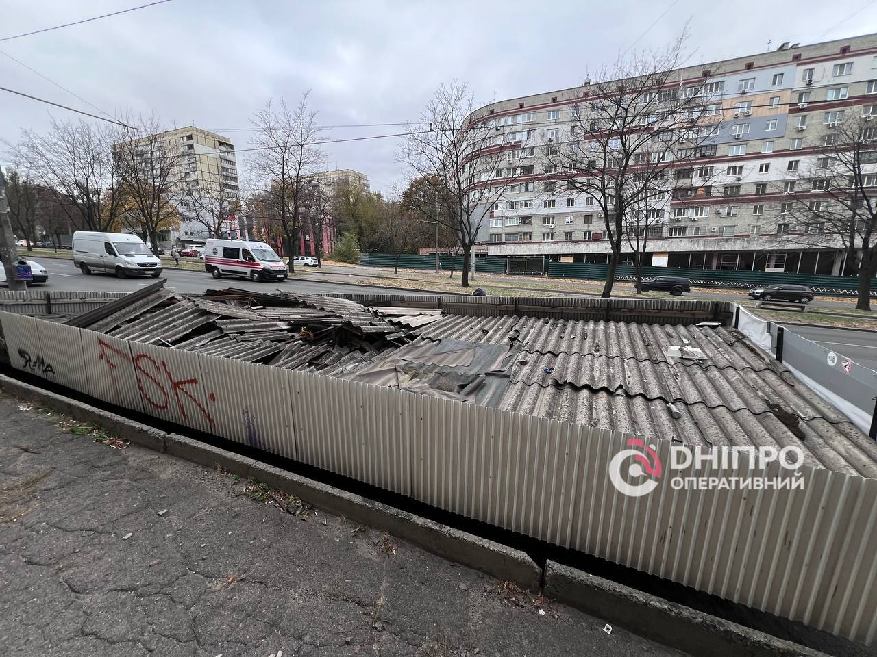 У Дніпрі зупинка впала на людей (фото, відео)