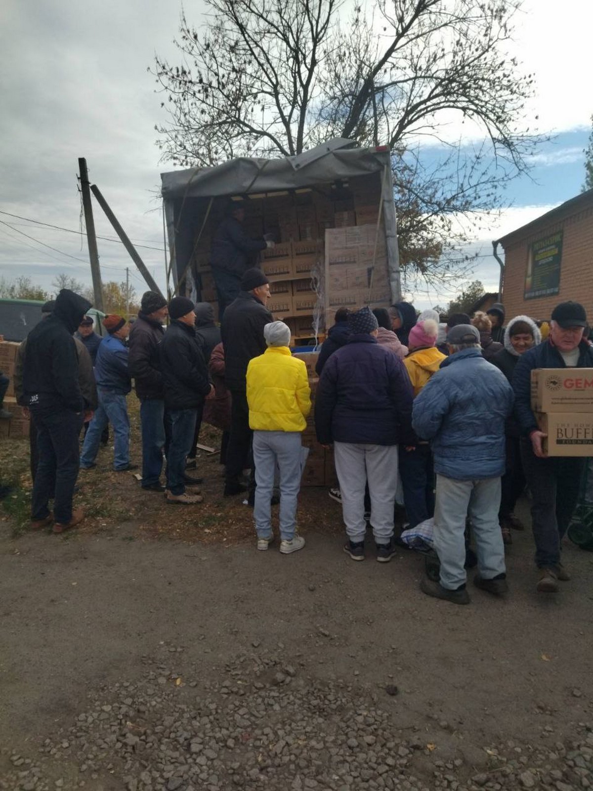 У Марганецькій громаді жителям видавали гуманітарну допомогу: фото