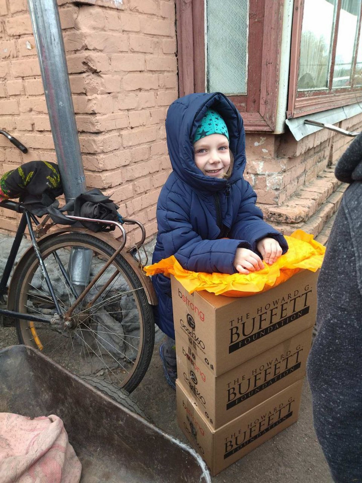 У Марганецькій громаді жителям видавали гуманітарну допомогу: фото