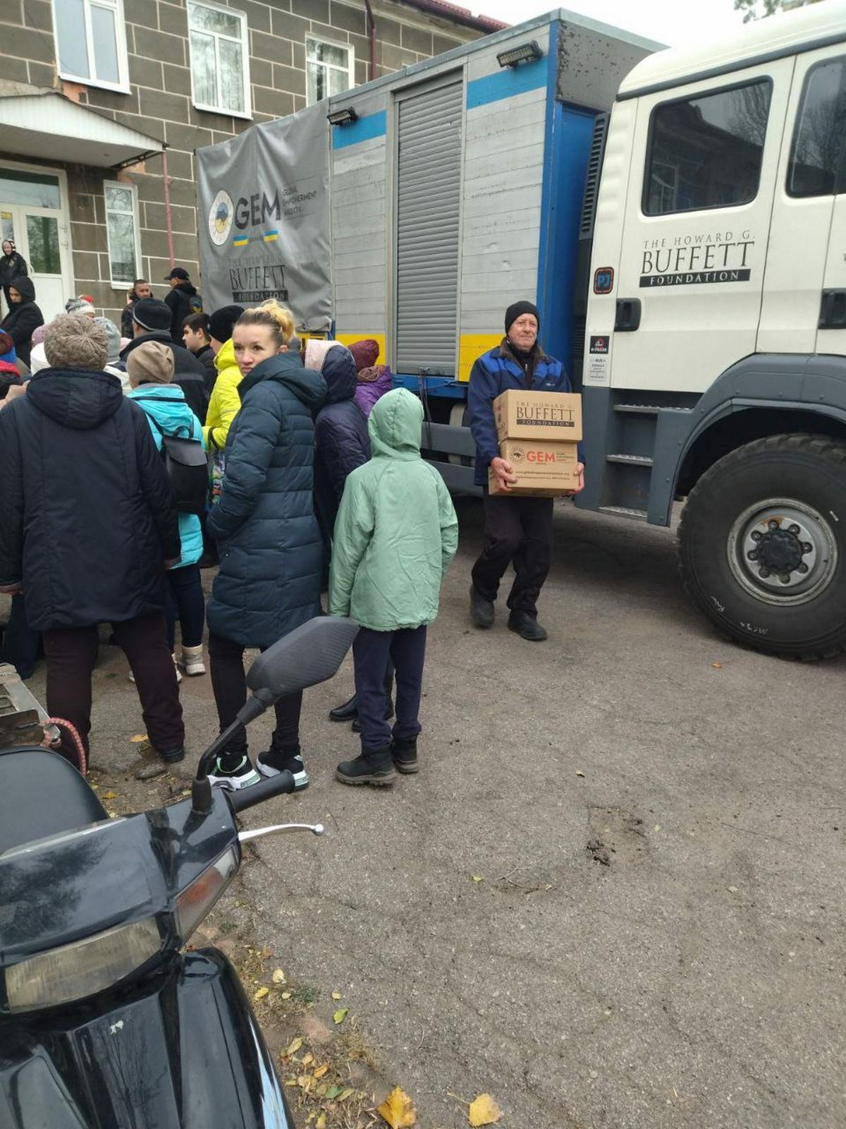 У Марганецькій громаді жителям видавали гуманітарну допомогу: фото