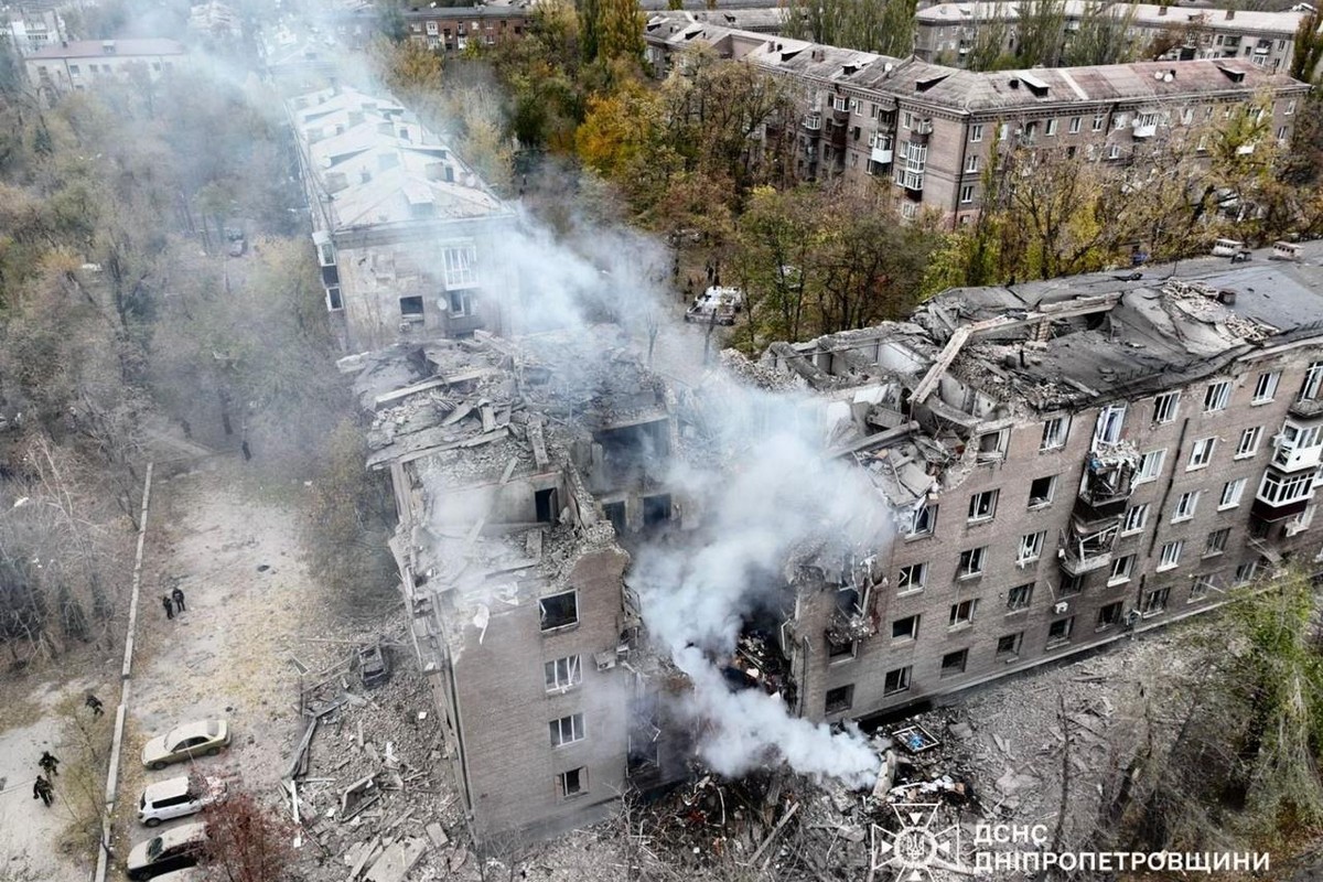 Ракетний удар по Кривому Рогу: у ДСНС показали моторошні фото, розпочато розслідування