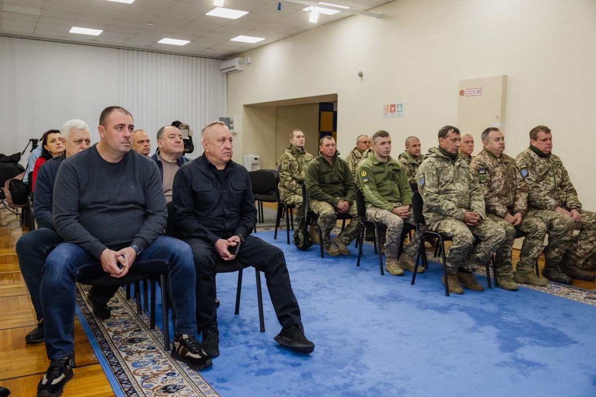 Допомога від благодійників Дніпропетровщини: бригадам ЗСУ передали документи на 39 нових авто (фото)