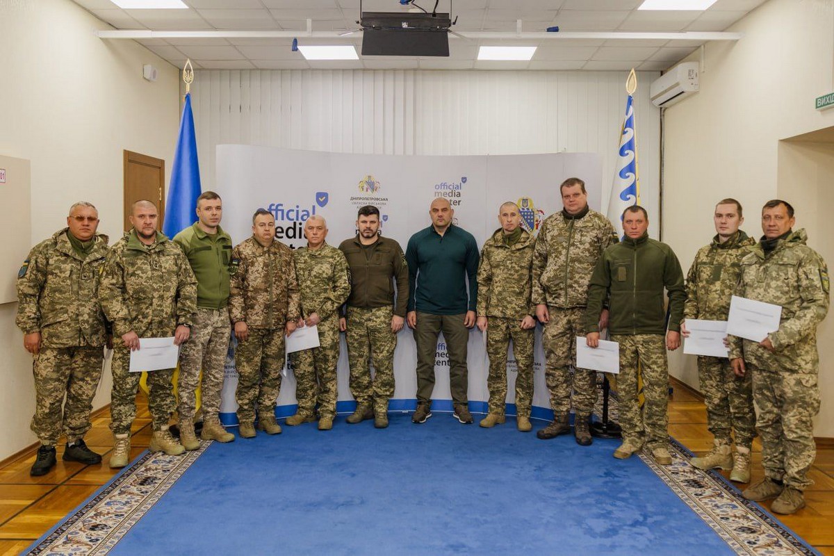 Допомога від благодійників Дніпропетровщини: бригадам ЗСУ передали документи на 39 нових авто (фото)