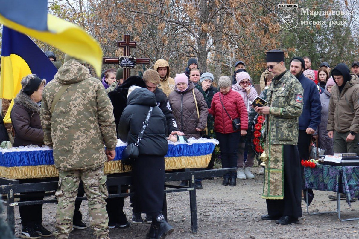 У Марганці сьогодні провели в останню путь 28-річного матроса (фото)