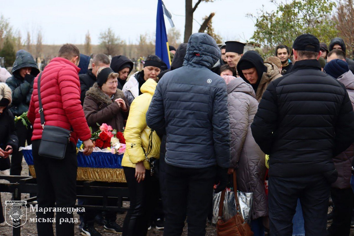 У Марганці сьогодні провели в останню путь 28-річного матроса (фото)