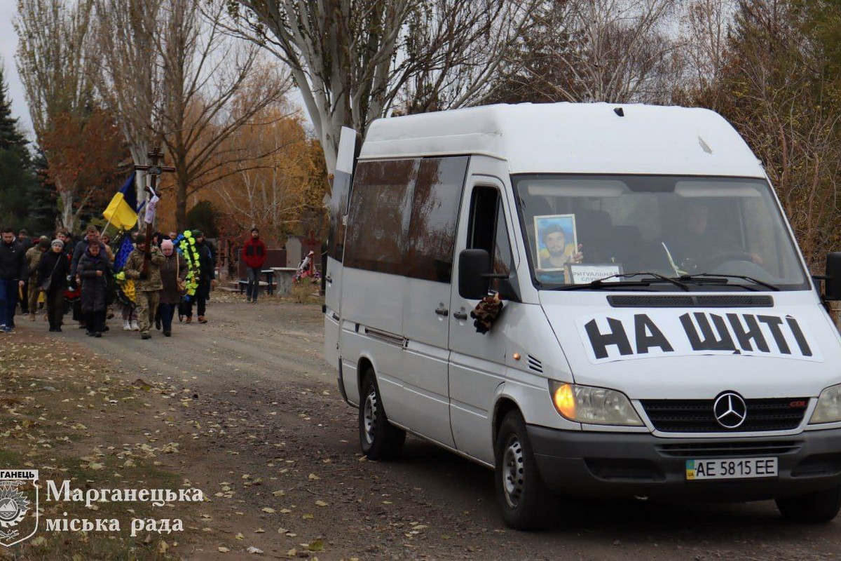 У Марганці сьогодні провели в останню путь 28-річного матроса (фото)