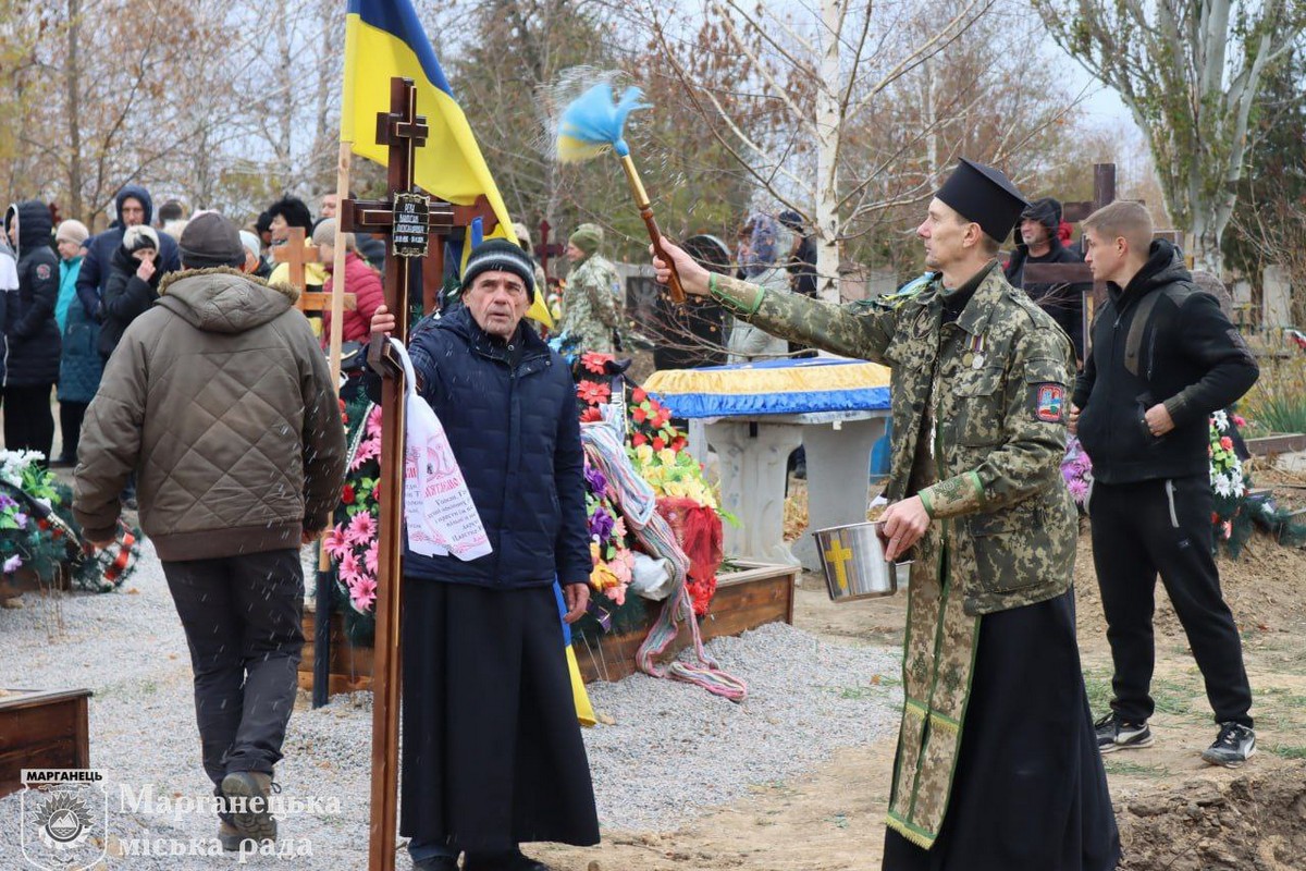 У Марганці сьогодні провели в останню путь 28-річного матроса (фото)