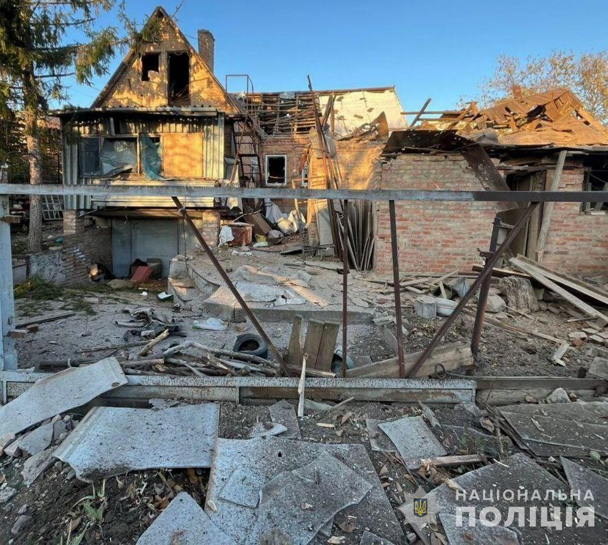 Снаряди влучили у будівлю з людьми: поліція про смертельний обстріл Нікополя сьогодні