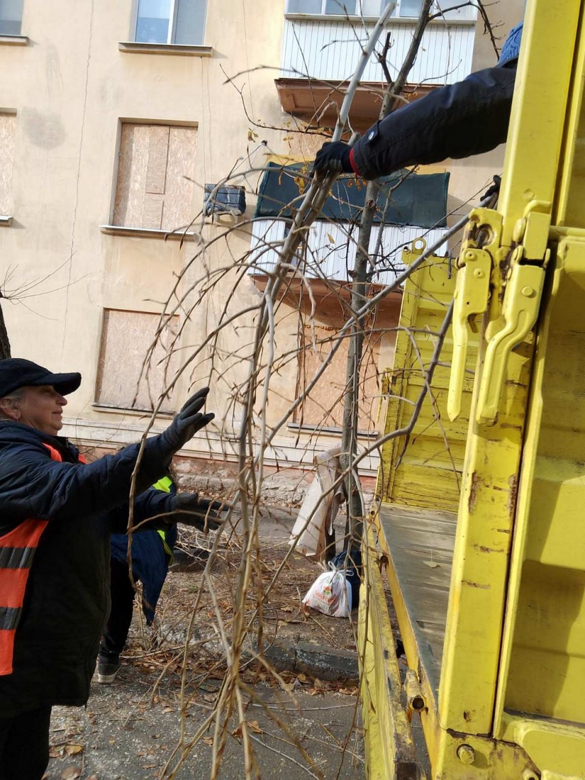 Викорчовували пні, рубали поросль, збирали листя: чим займалися комунальники Марганця на минулому тижні