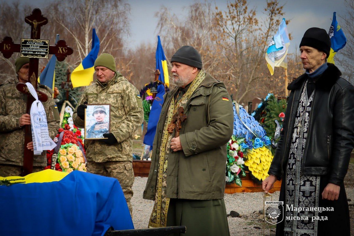 У Марганці сьогодні прощалися навічно з 30-річним Героєм: фото