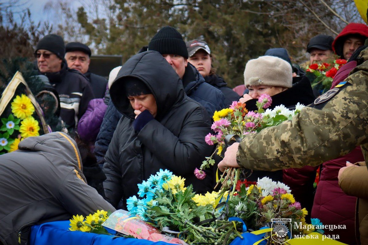 У Марганці сьогодні прощалися навічно з 30-річним Героєм: фото