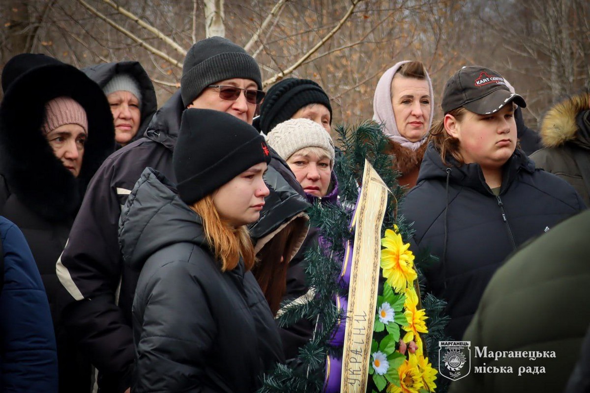 У Марганці сьогодні прощалися навічно з 30-річним Героєм: фото