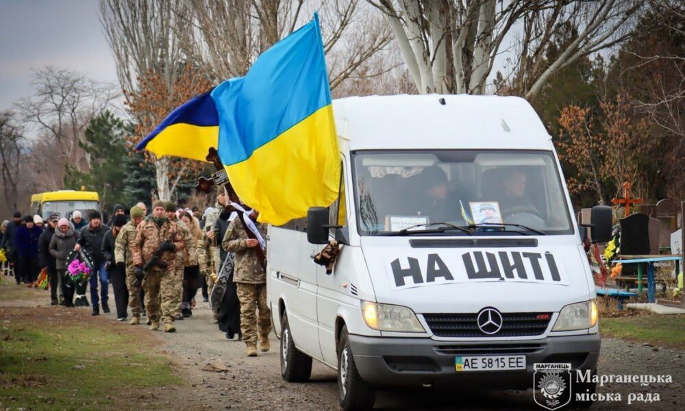 Пішов до небесного війська... У Марганці сьогодні прощалися навічно з 30-річним Героєм (фото)          