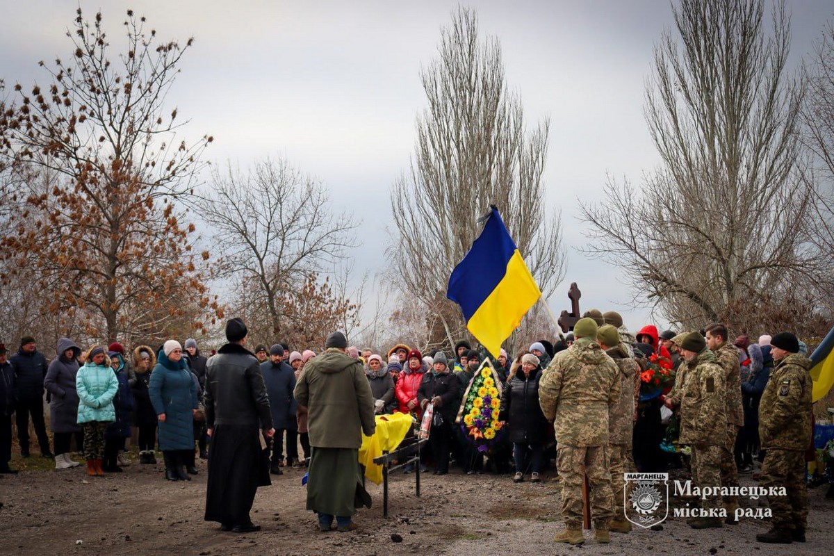 У Марганці сьогодні прощалися навічно з 30-річним Героєм: фото