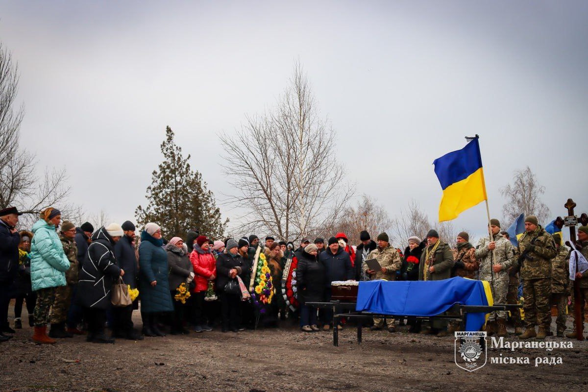 У Марганці сьогодні прощалися навічно з 30-річним Героєм: фото