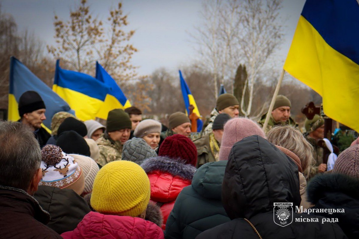 У Марганці сьогодні прощалися навічно з 30-річним Героєм: фото