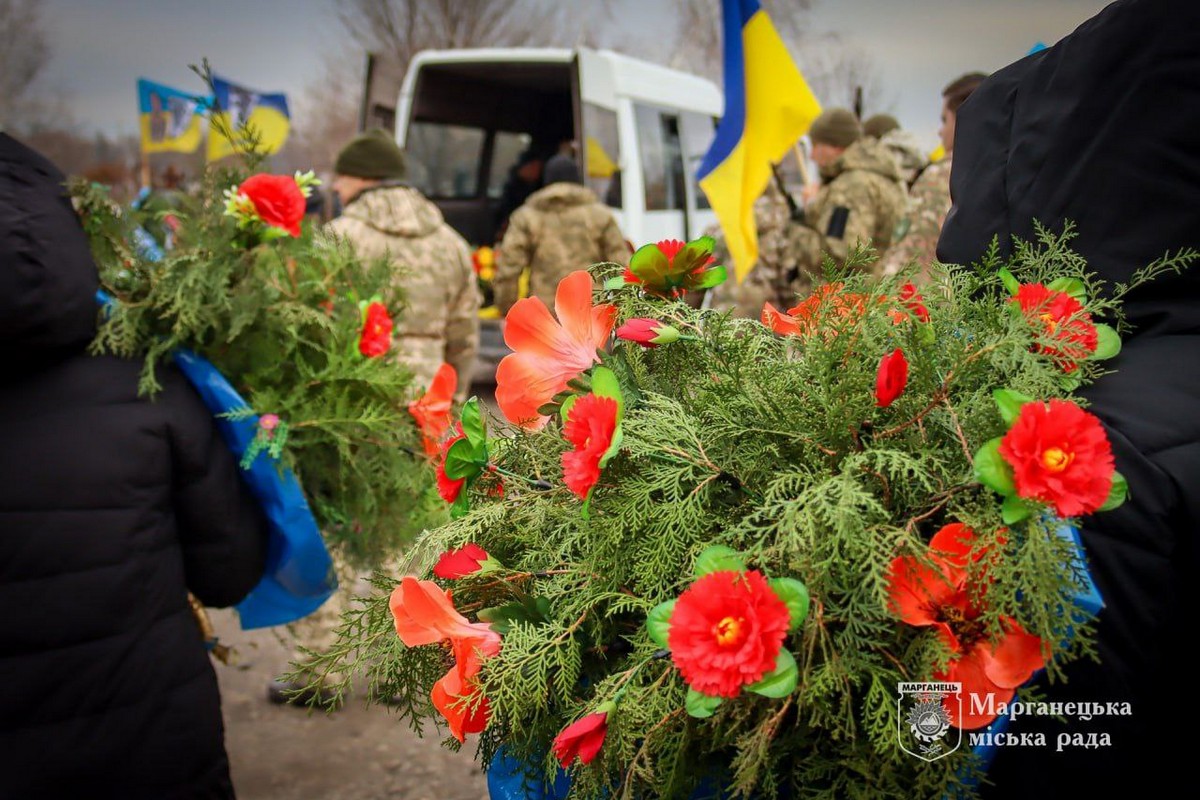 У Марганці сьогодні прощалися навічно з 30-річним Героєм: фото