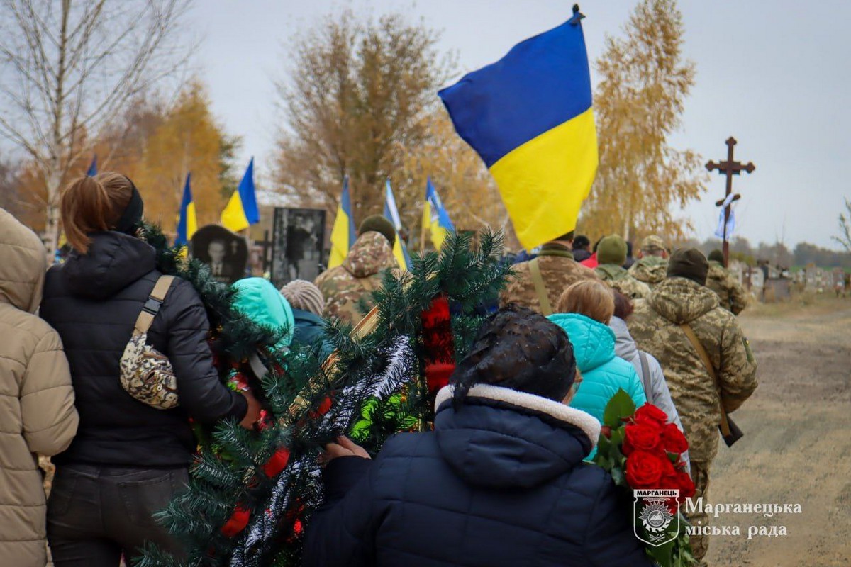 у Марганці провели в останню путь полеглого Захисника Дениса Гирін 4