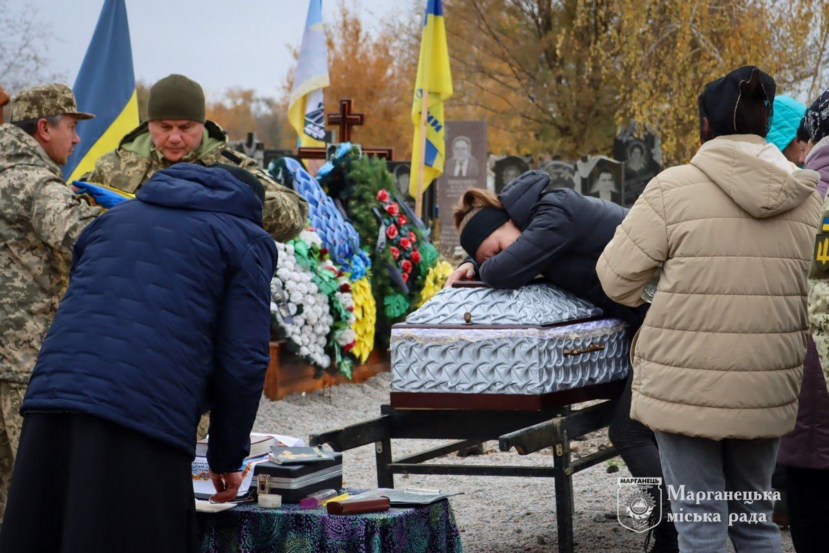 у Марганці провели в останню путь полеглого Захисника Дениса Гирін 5