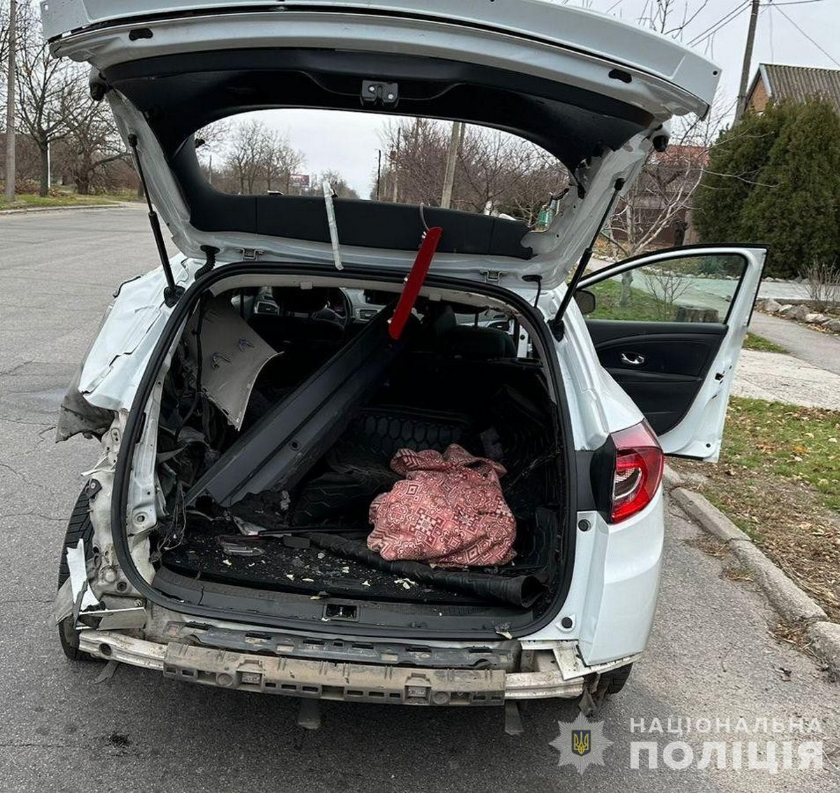 У Нікополі поліцейські евакуювали пораненого, автівку якого атакував дрон (фото)