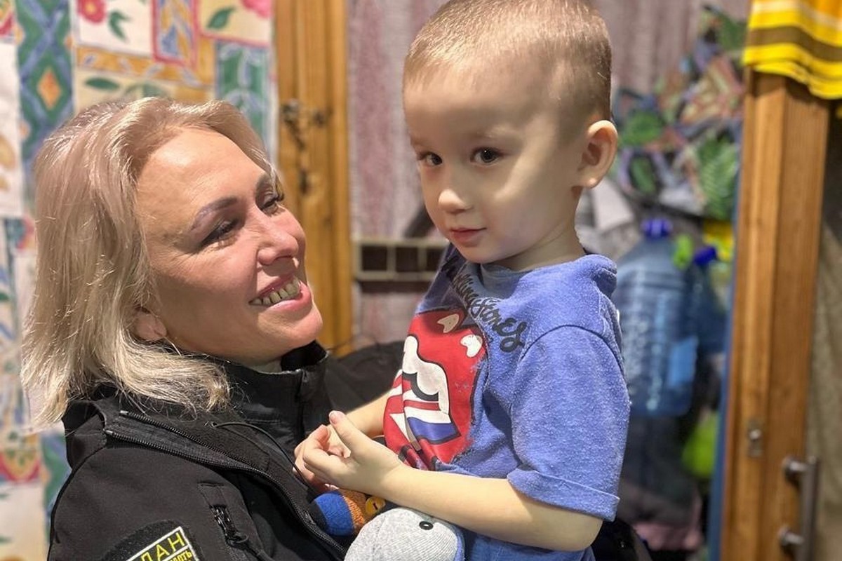 В будинок з дітьми влучив ворожий дрон: на Нікопольщині поліцейські привітали з Миколаєм постраждалих від війни вихованців ДБСТ 1 В будинок з дітьми влучив ворожий дрон: на Нікопольщині поліцейські привітали з Миколаєм постраждалих від війни вихованців ДБСТ