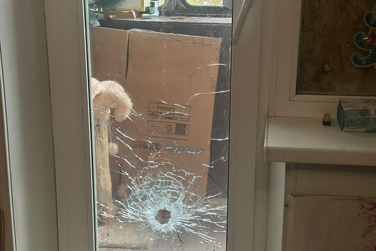 Уламок снаряду влетів через балкон: у Нікополі і Криворізькому районі троє поранених через ворожі атаки 1 Уламок снаряду влетів через балкон: у Нікополі і Криворізькому районі троє поранених через ворожі атаки